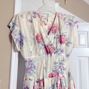 Gorgeous Amy-Deb floral button back closure dress, vintage, size 10,short sleeve